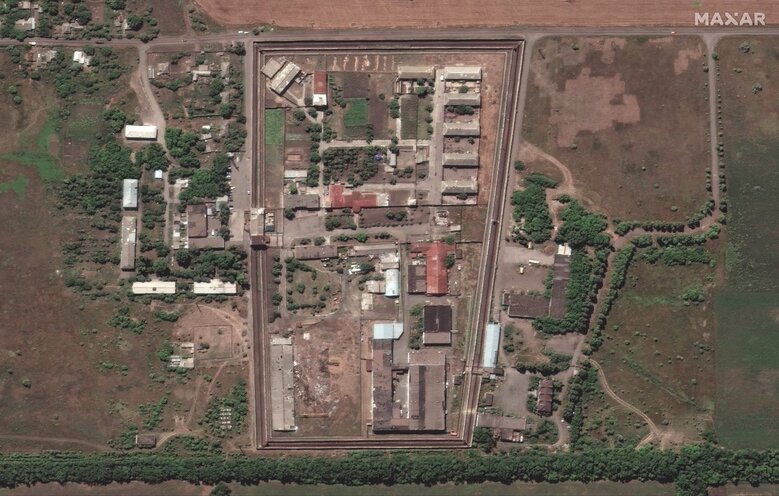 Спутниковые снимки показывают, что здание колонии в оккупированной Оленовке взорвали изнутри 01