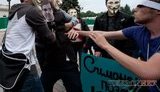 Люди в масках избили Максима Луцкого прямо у стен Верховной Рады. ФОТОрепортаж