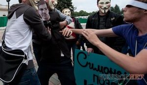 Люди в масках избили Максима Луцкого прямо у стен Верховной Рады. ФОТОрепортаж