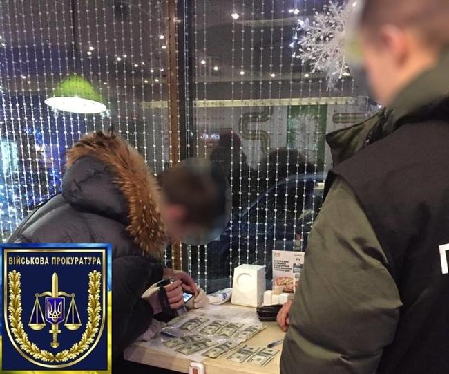 Затримано адвоката, який намагався дати поліцейським 1 тис. дол. хабара за скасування штрафу директору держпідприємства, - військова прокуратура 02