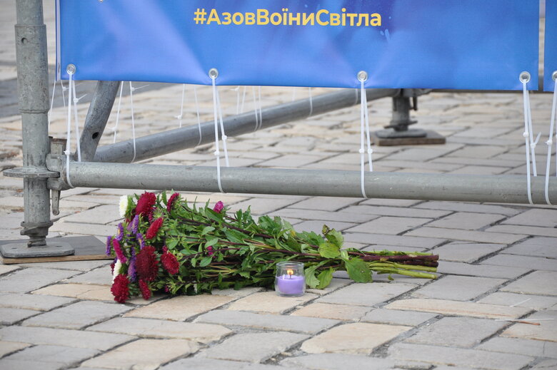 Уличная выставка Полк Азов - Ангелы Мариуполя стартовала на Софийской площади в Киеве 05