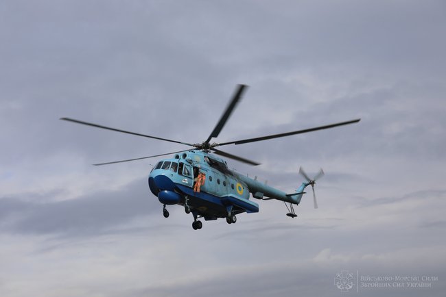 На Миколаївщині льотчики морської авіаційної бригади ВМС відпрацювали евакуацію постраждалих та десантування 09