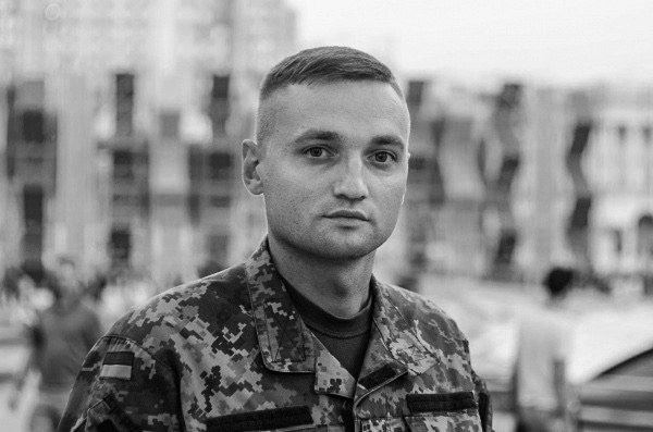 Завтра в Николаеве простятся с военным летчиком Волошиным 01