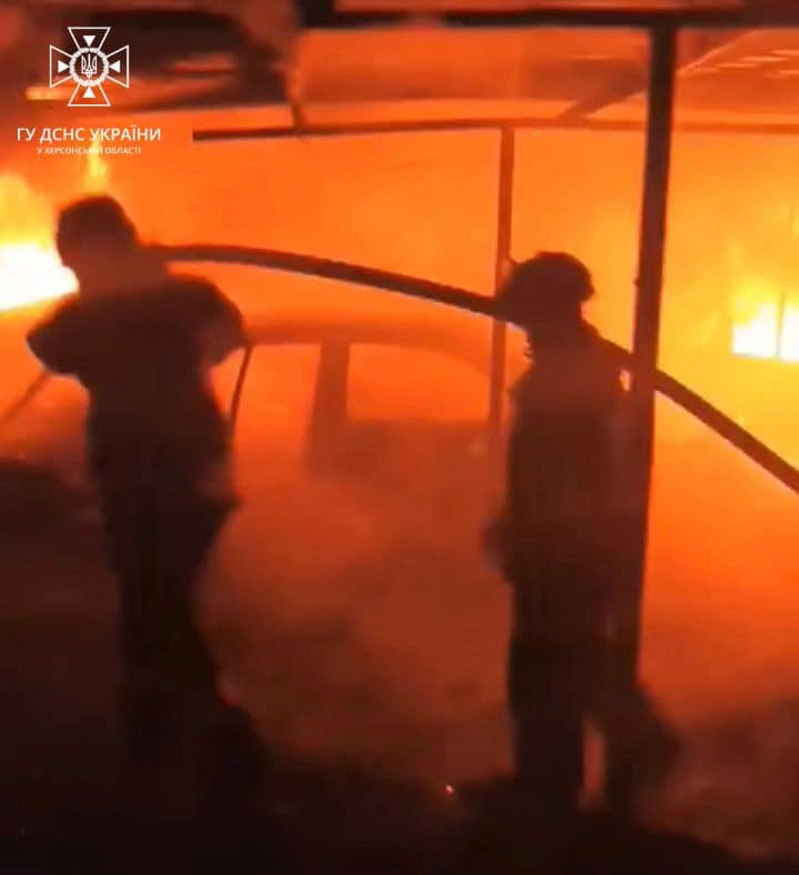 Из-за вражеских обстрелов в Херсоне началось 10 пожаров, - ГСЧС 01