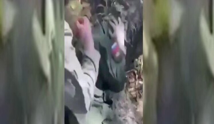 Православний окупант б’є свого побратима-мусульманина і встановлює йому графік молитов: "Да, за#бал ты своим Аллахом! Будешь молиться, когда мы скажем!". ВIДЕО