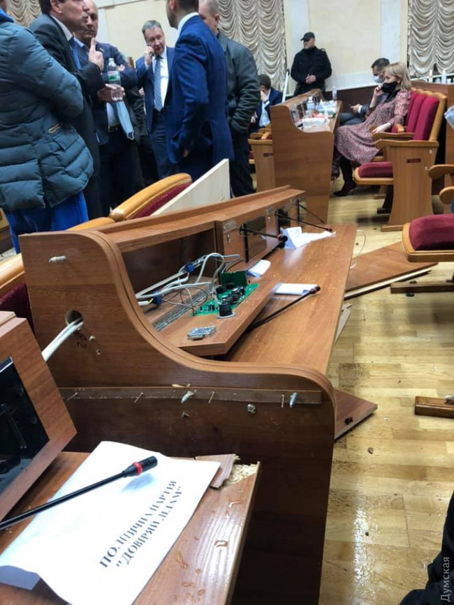 Депутати влаштували масову бійку в Одеській облраді 04