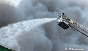 У Дніпрі внаслідок ранкового ракетного удару РФ зайнялися складські приміщення