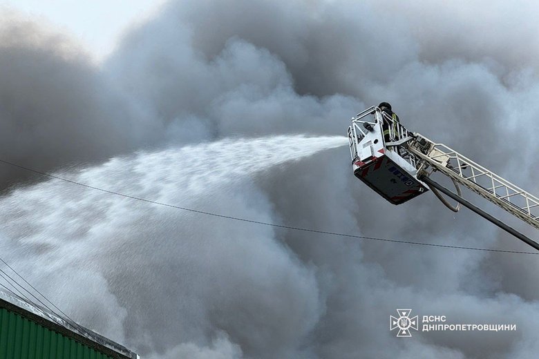 Warehouses are burning in Dnipro after a missile strike: the State Emergency Service has called in aviation