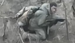 російський найманець із африки серед соняшникового поля чекає свого дрона