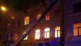 У центрі Чернівців рятувальники всю ніч гасили пожежу в триповерховій будівлі, - ДСНС. ФОТО