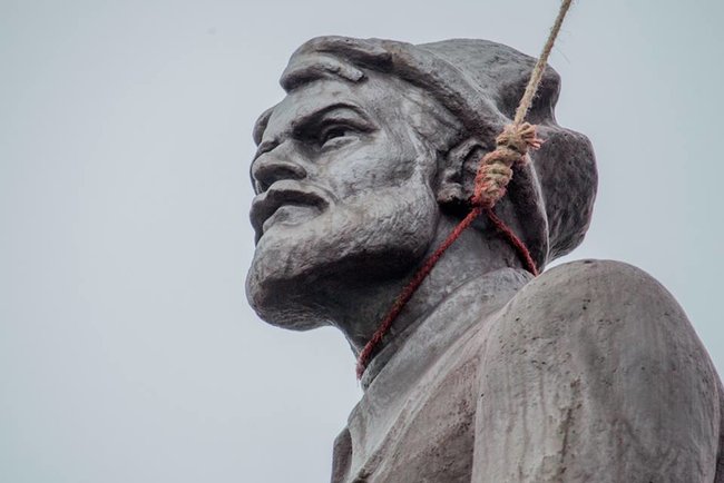 Націоналісти облили кровю памятник учасникам встановлення радянської влади в Дніпрі 07 Націоналісти облили кровю памятник учасникам встановлення радянської влади в Дніпрі 07