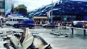 Прорив трубопроводу, яма на дорозі, розбите скло, "річки" на вулиці: аварія на площі Либідській у Києві. ФОТОрепортаж