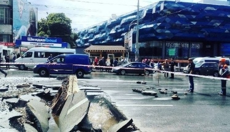 Прорив трубопроводу, яма на дорозі, розбите скло, "річки" на вулиці: аварія на площі Либідській у Києві. ФОТОрепортаж