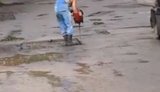 В "Укравтодоре" так спешат с ремонтом дорог, что не прерываются даже в проливной дождь. ВИДЕО