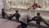 россиянин кланяется Сталину