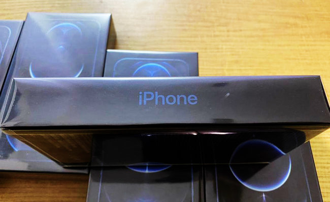 Пограничники задержали первую партию контрабандных iPhone 12 02