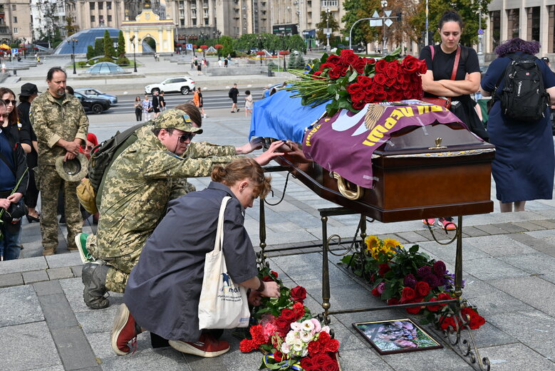 На київському Майдані попрощалися із бойовим медиком Дар’єю Філіп’євою (Блискавкою), яка загинула на фронті 08