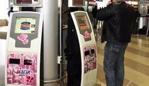 Чоловік скотчем приклеїв до 200-гривневої купюри нитку і більше року поповнював рахунок на мобільному