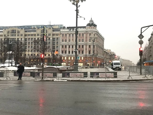 Акции за Навального в РФ: начались первые жесткие задержания, в Москве кладут плитку и ставят заборы 02