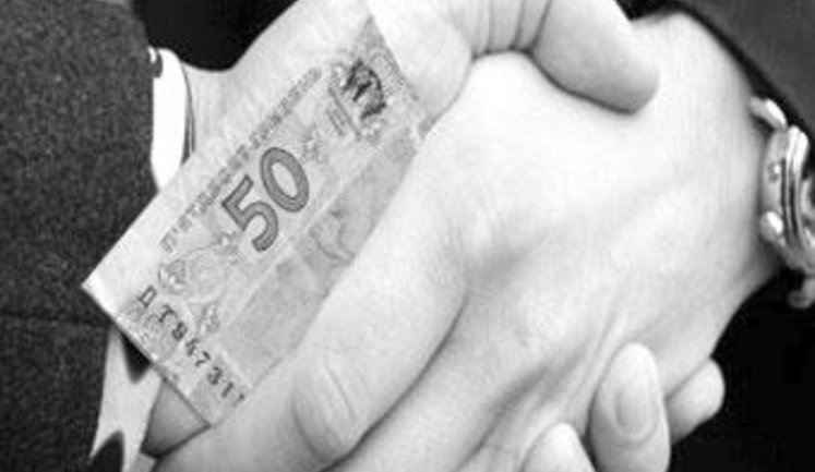 Оптом дешевле: в Черкасской области кандидат раздает деньги в агитационных палатках!