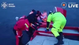 Рятувальники ДСНС провели спецоперацію по спасінню матері з дитиною, що провалилися під кригу