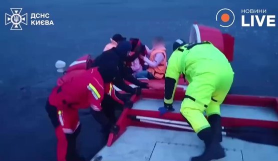 Рятувальники ДСНС провели спецоперацію по спасінню матері з дитиною, що провалилися під кригу