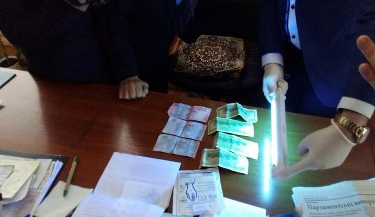 Детективы НАБУ задержали председателя райсуда на Тернопольщине при получении 54 тыс. грн взятки. ФОТОрепортаж