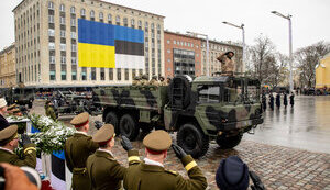 Естонські військові вийшли на парад на честь 105-річчя незалежності з синьо-жовтими стрічками. ФОТОрепортаж