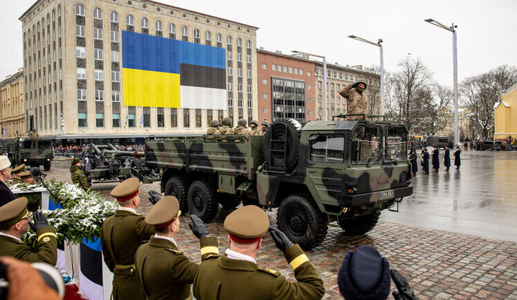 Естонські військові вийшли на парад на честь 105-річчя незалежності з синьо-жовтими стрічками. ФОТОрепортаж