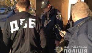 Четверо полицейских на Сумщине, которые систематически брали взятки с водителей-нарушителей, попались на горячем. ФОТО