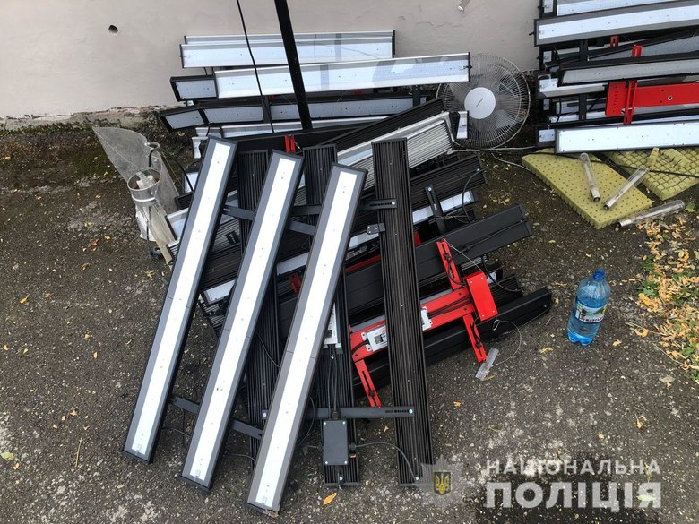 Полицейские Закарпатья обнаружили под землей две нарколаборатории с элитной коноплей на 5 млн гривен 06 Полицейские Закарпатья обнаружили под землей две нарколаборатории с элитной коноплей на 5 млн гривен 06