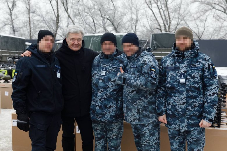 Порошенко передав техніку на фронт