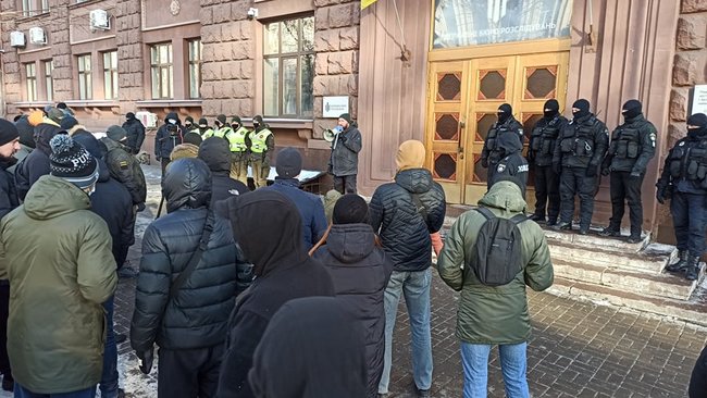 Что должен делать командир, если у него в подразделении такой черт?: под ГБР жгли файеры в поддержку арестованного комбата Лановенко 14