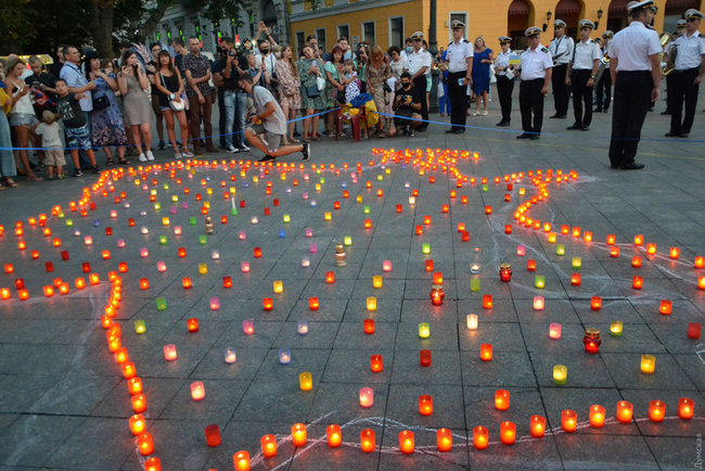 У центрі Одеси відбулася акція памяті військових, загиблих на Донбасі 04