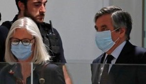 Бывшего премьер-министра Франции приговорили в 5 годам тюрьмы за растрату