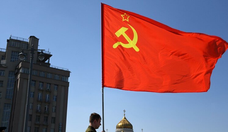 Фракция КПРФ внесла в Госдуму законопроект о замене "подаренного голландцами триколора" на флаг СССР