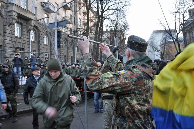 Donbas blockade supporters put up tent near Presidential Administration 10