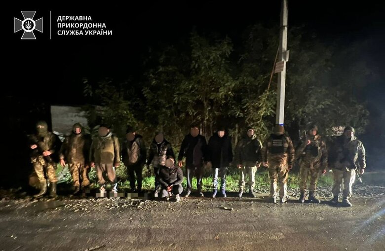 Прикордонники затримали групу ухилянтів, які намагалися незаконно потрапити до Словаччини 01
