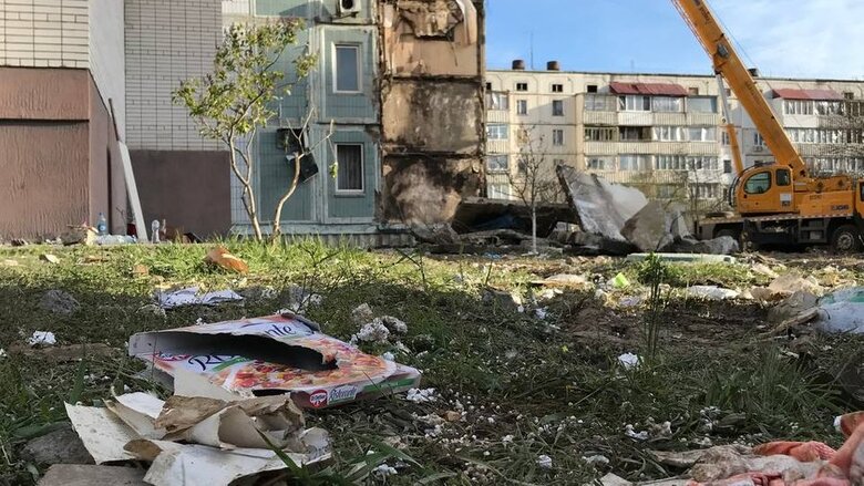 У зруйнованій росіянами багатоповерхівці в Умані знову спалахнула пожежа 05