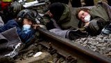 На пути атомного поезда немцы приковали себя к рельсам: 150 человек пострадало. ФОТОрепортаж