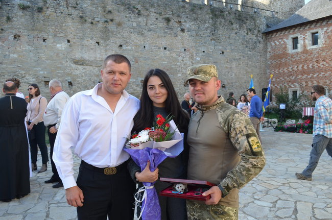 Народний герой України в Хотині: шість недержавних нагород вручили у дворі старовинної фортеці на Буковині 08