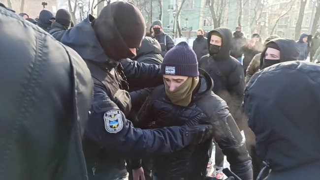 Чемодан, вокзал, Камбоджа: в Киеве попытались провести акцию в память о жертвах леворадикального насилия 10