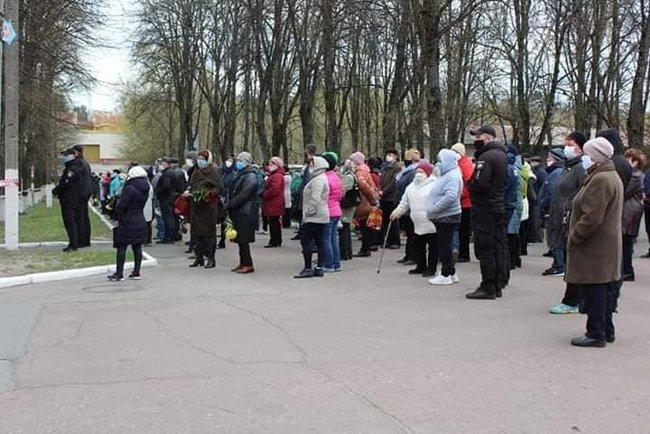 Десятки пенсіонерів, порушуючи карантин, прийшли на похорон директора заводу в Шостці 01