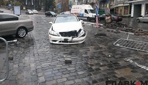 Автомобіль врізався у пам'ятник герою Небесної сотні Жизневському в Києві. ФОТОрепортаж