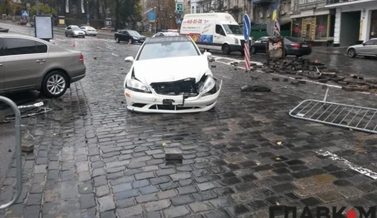Автомобіль врізався у пам'ятник герою Небесної сотні Жизневському в Києві. ФОТОрепортаж