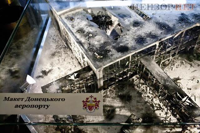 Директор Національного військово-історичного музею Владислав Таранець: У нас є Біблія, яку ми знайшли біля наших загиблих хлопців обгорілою і розгорнутою на молитві Не бійся 02