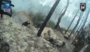 Операторы 8-го полка ССО во время налета на позицию оккупантов ликвидировали одного захватчика и взяли в плен двоих. ВИДЕО