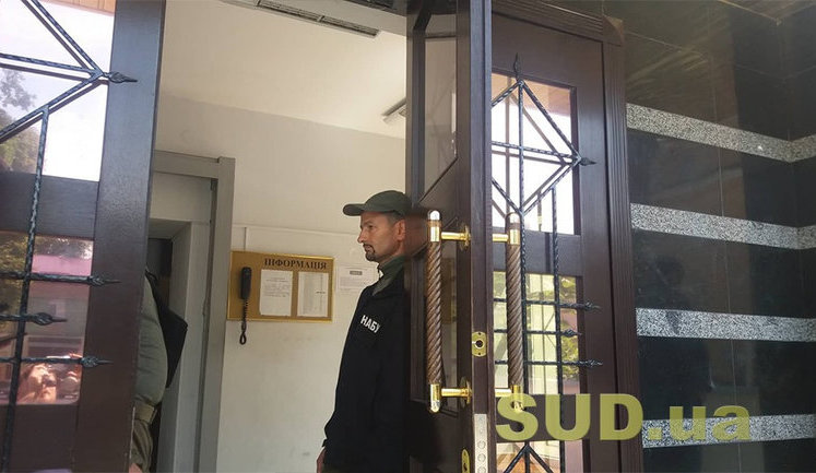 Судья Окружного суда Арсирий заявил, что обыски проводятся по заявлению адвокатов Козьякова и Щотки, в ВККС это отрицают