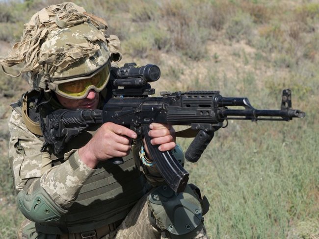 Десантно-штурмовые войска учились на юге Украины удерживать противника, высадившегося на морское побережье, до прихода основных сил 05