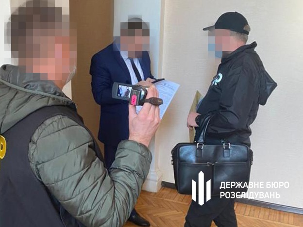 В Бердянске прокурор попался на взятке 4 тыс. долл. за смягчение обвинения, - ГБР 02